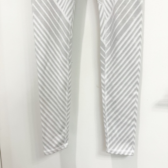 ALO Yoga Grey/white leggings. Size small - Picture 7 of 7